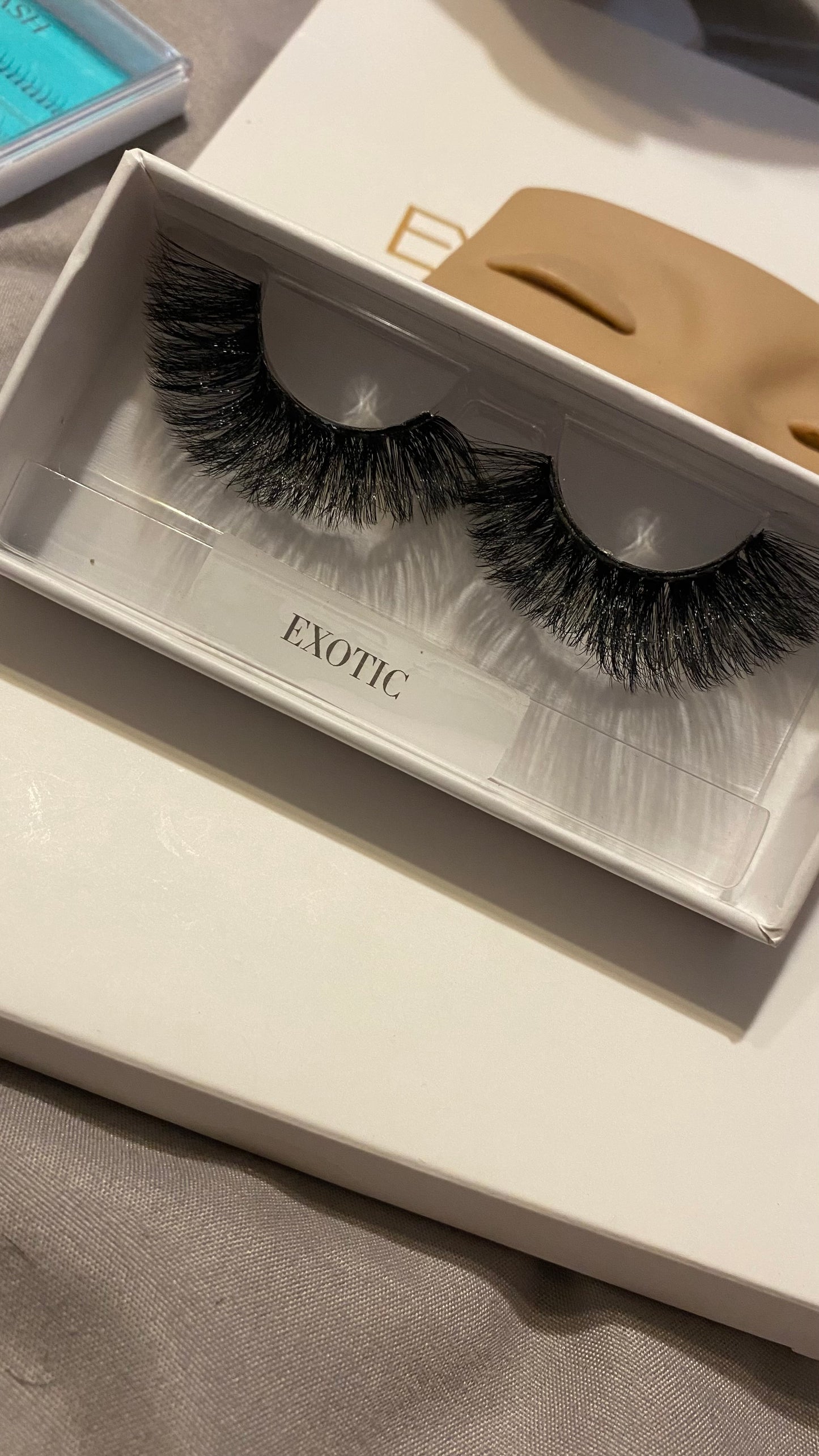 Exotic lash style